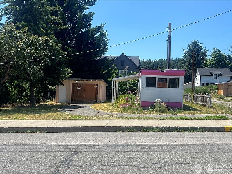 3rd image of 204 N 1st Street