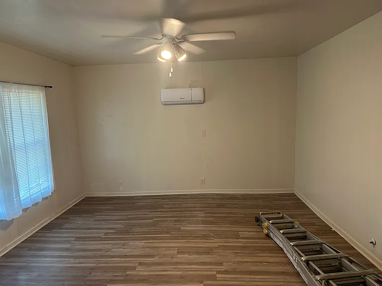404 E Oak St — Photo 14