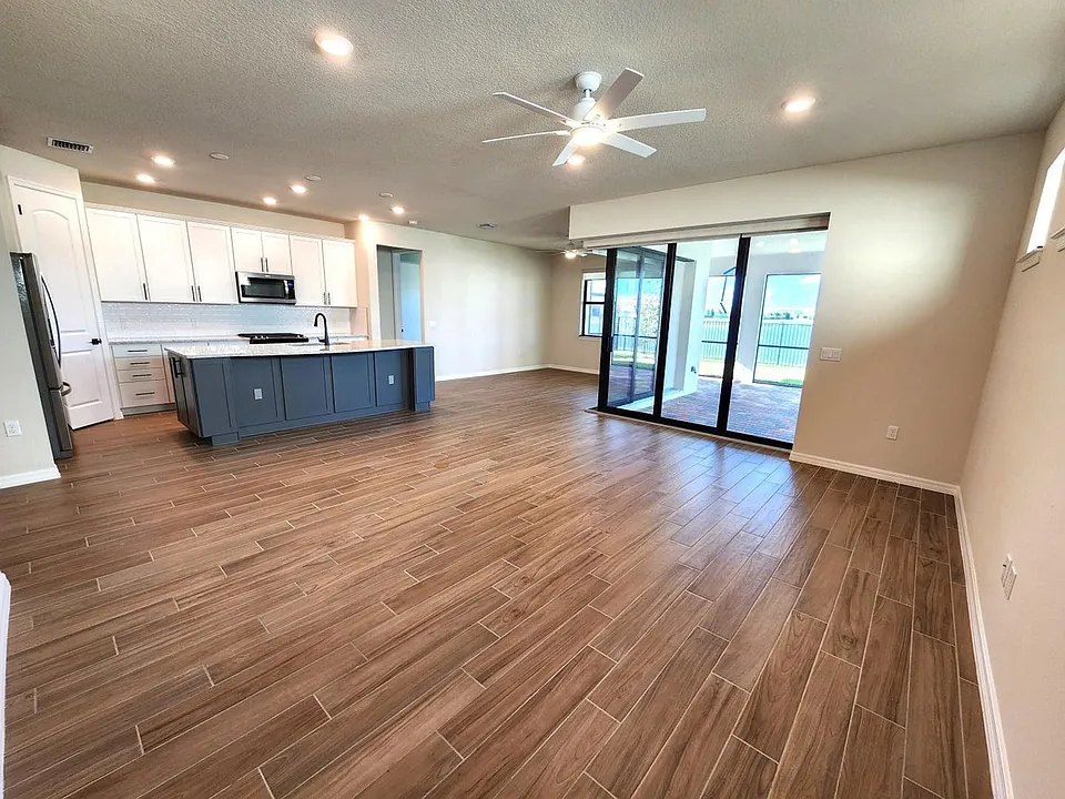 8295 Vaulting Dr