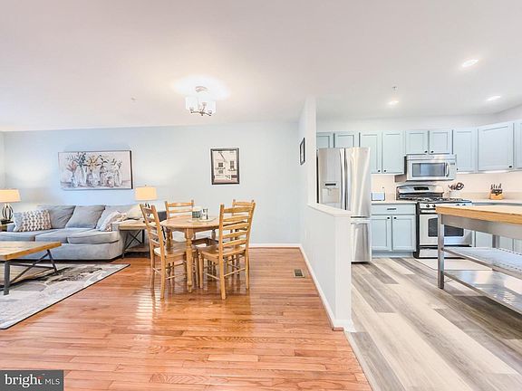 5th image of 406 Blossom Ln