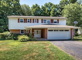 9 W Maxwell Dr, West Hartford, CT 06107
