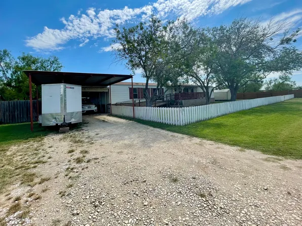 630 N Parish Ave, La Pryor, TX 78872