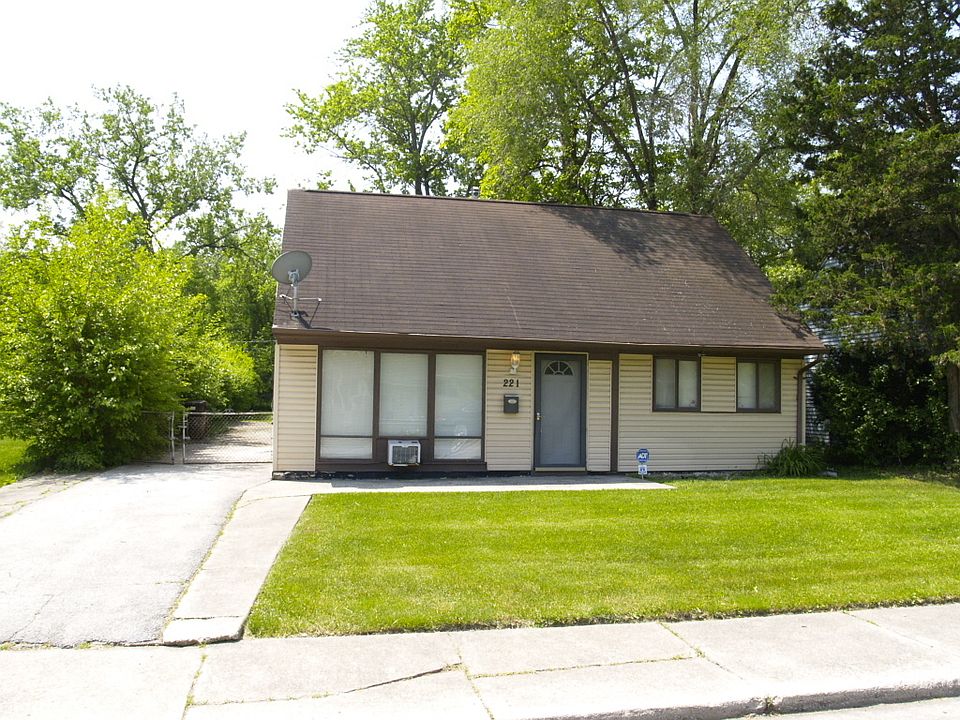 1st image of 221 Arcadia St