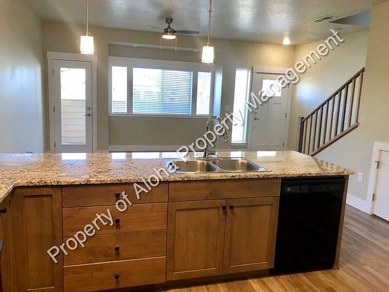 3 bed, 2.5 bath, 1310 sqft, $1,996 — Photo 4