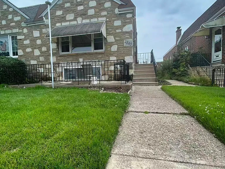 2345 Griffith St — Photo 1