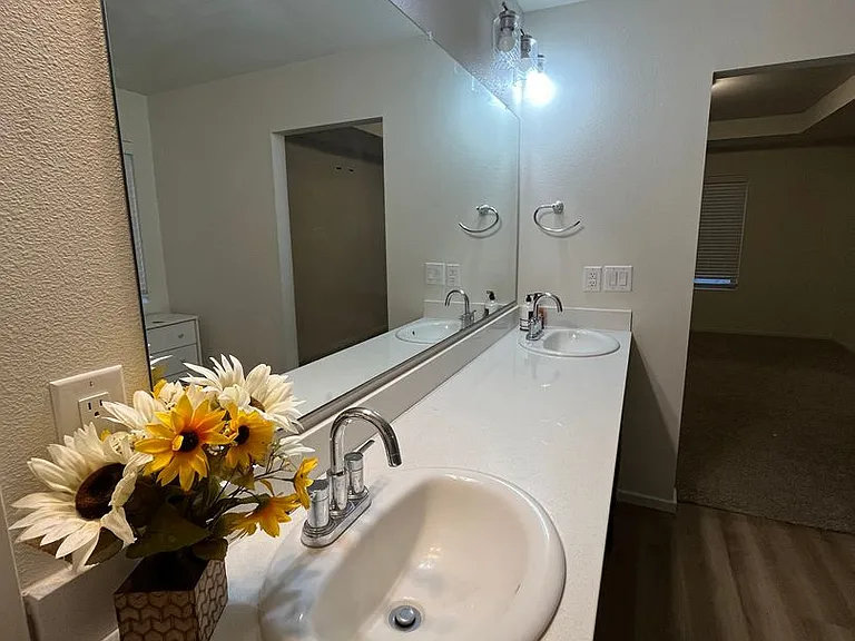 1107 E La Brea Ave — Photo 16