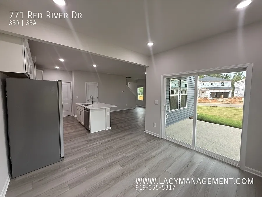 3 bed, 2.5 bath, 1749 sqft, $2,045 — Photo 4