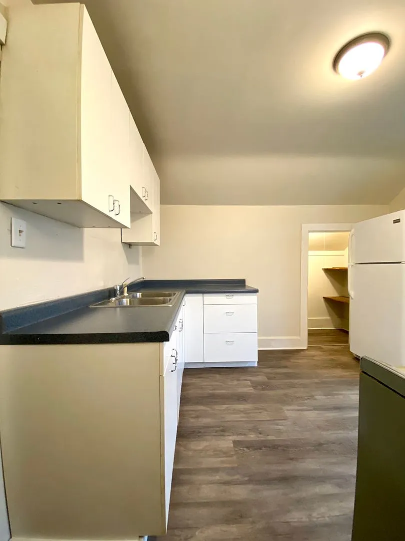 808 Cherry St - Triplex — Photo 2