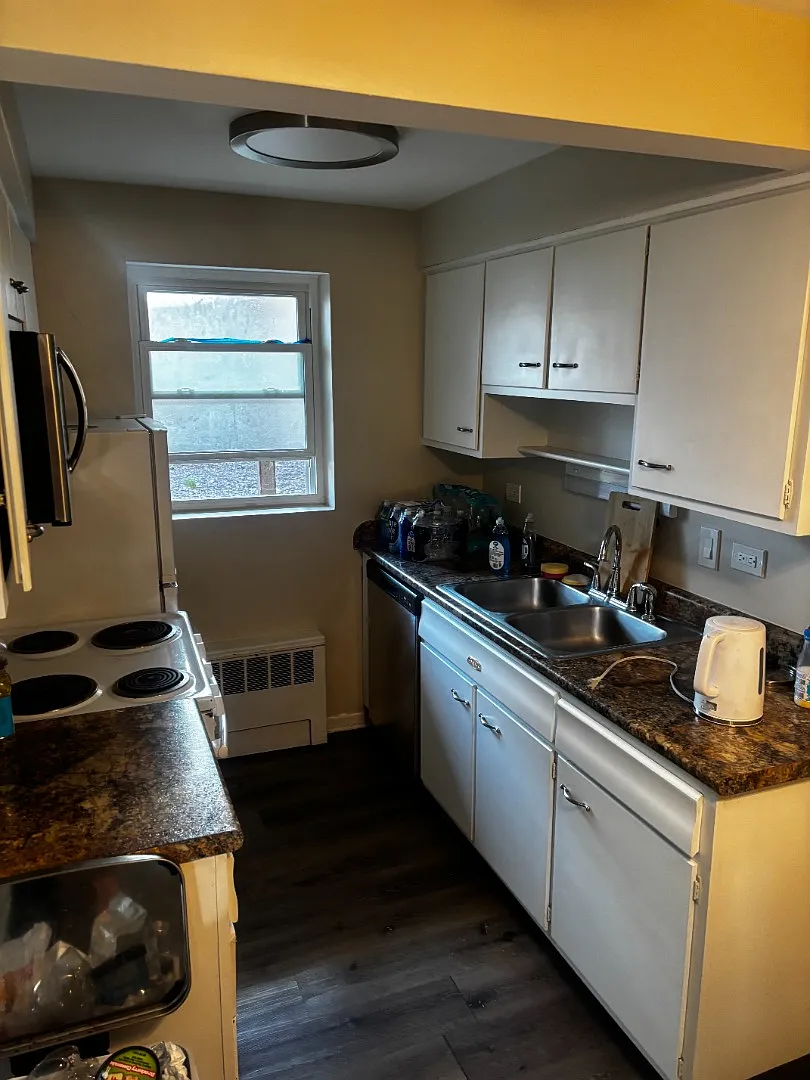 Beautiful Must See Charming 1 Bed/1 Bath With Fre Heat....Must See — Photo 1