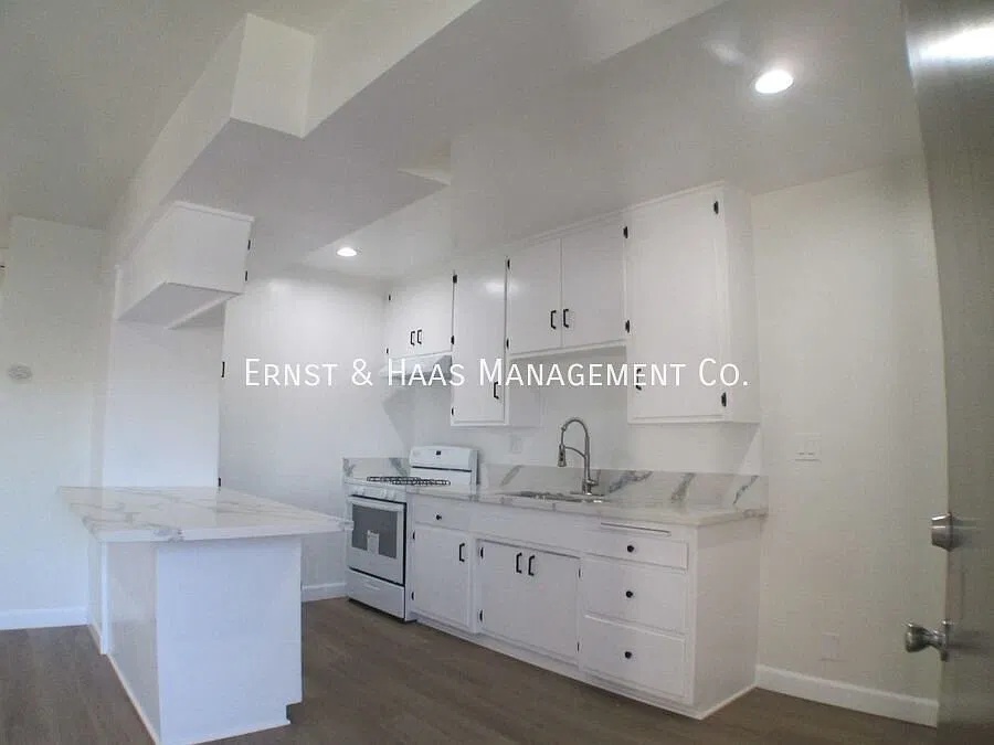 Renovated 2-Bedroom Apartment with Modern Kitchen & Parking in North Long Beach! — Photo 2
