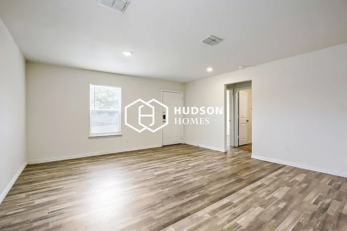 3 bed, 2.0 bath, 1090 sqft, $1,275 — Photo 3