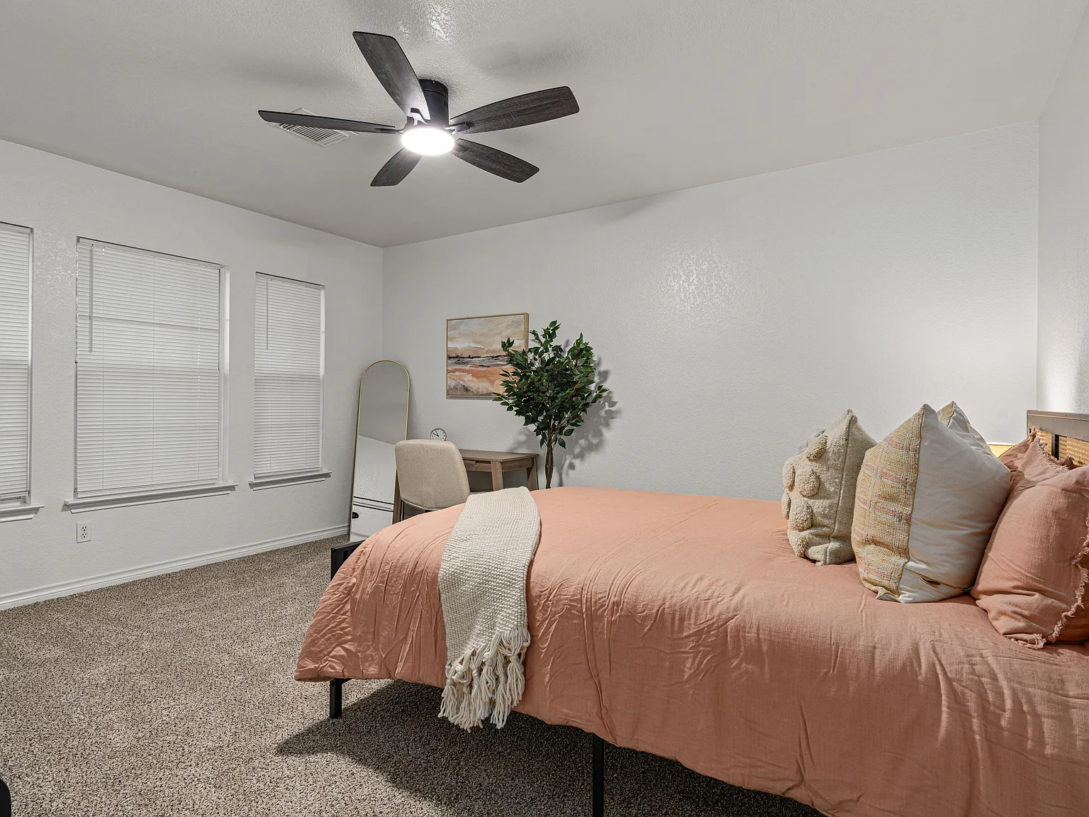 4 bed, 3.0 bath, 2856 sqft, $832 — Photo 2