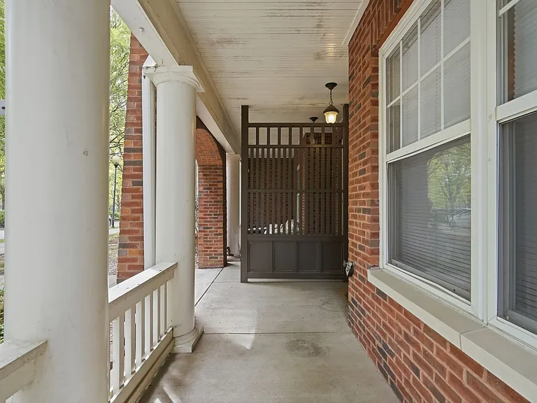 614 E 9th St — Photo 15