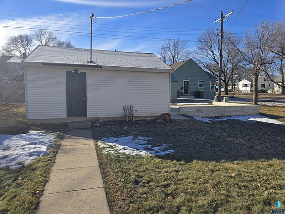 3rd image of 320 2nd St SW