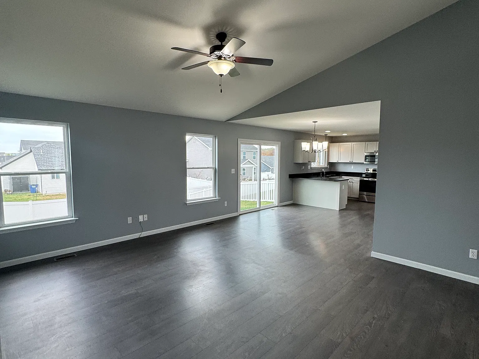 3 bed, 1381 sqft, $1,850 — Photo 2