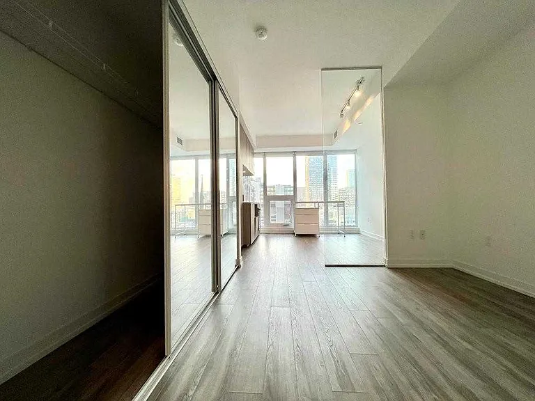 75 Shuter St #2015 — Photo 16