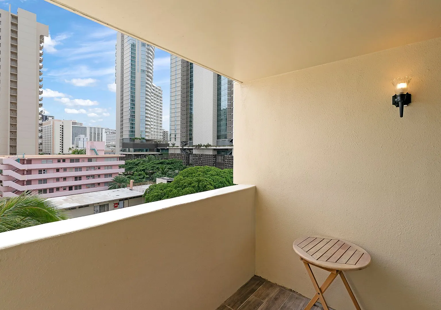 Modern 1-bedroom Condo in Waikiki — Photo 3