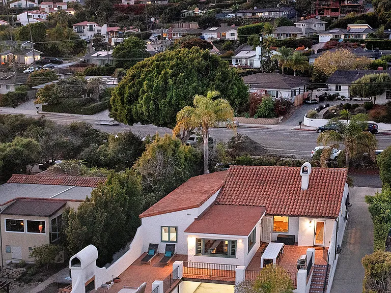 1109 Cliff Dr — Photo 3