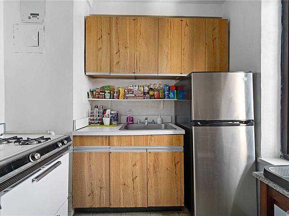 3rd image of 201 W 16th St #Penthouse Penthouse