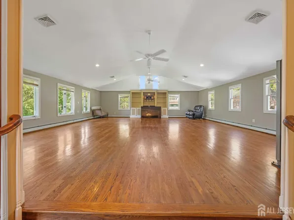 223 Pleasant Run Rd, Neshanic Station, NJ 08853