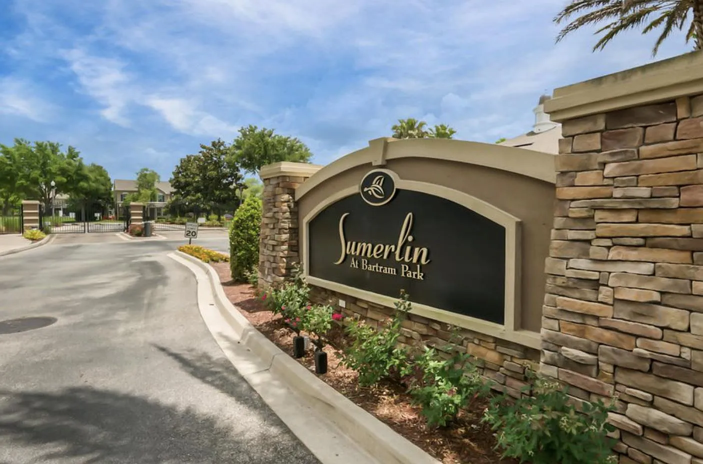 2 bed, 2.5 bath, 1390 sqft, $1,900 — Photo 1