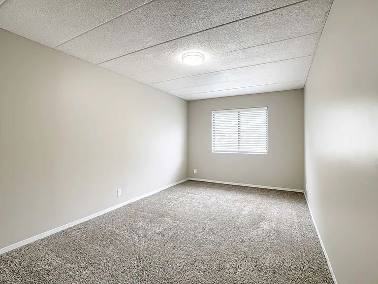 Meadowlark Apts — Photo 14