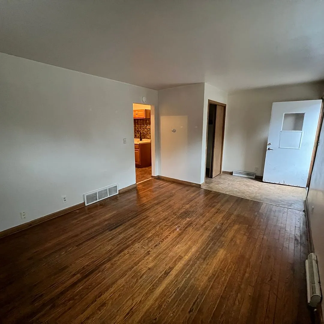 Immediate availability 1BR lower unit in Riverwest! 250 move-in credit offered through end of the... — Photo 1