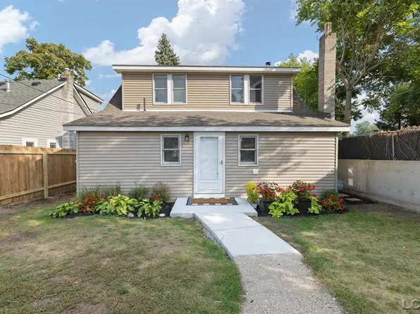 1261 Grove Point Dr, White Lake, MI 48386