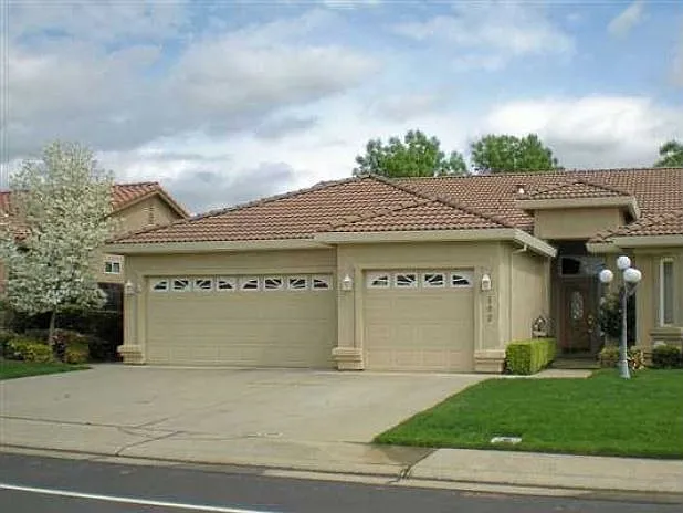 808 Fairway Dr photo 1