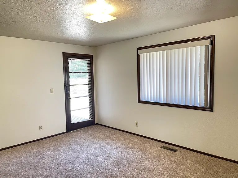 6308 Woodlawn Dr NE — Photo 10