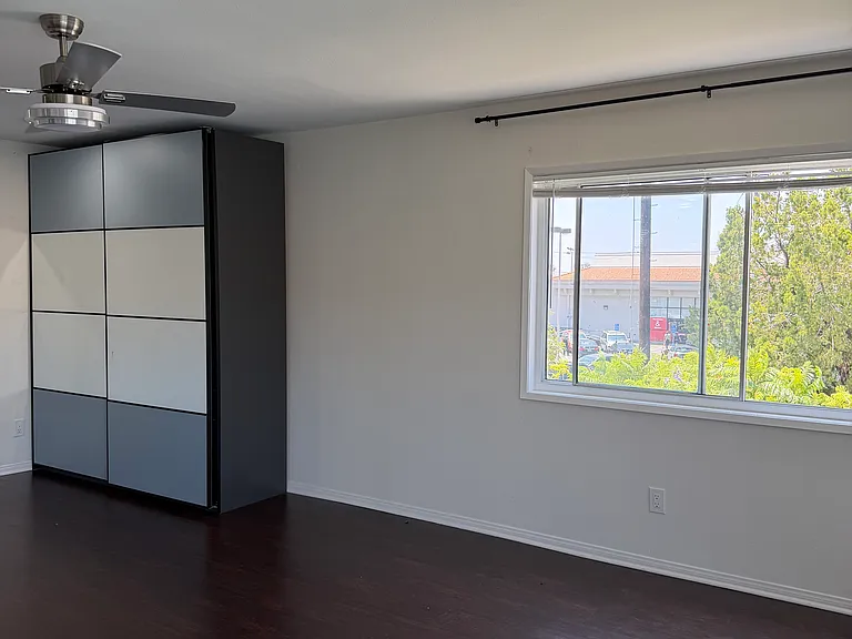 2470 Daly St #C — Photo 8
