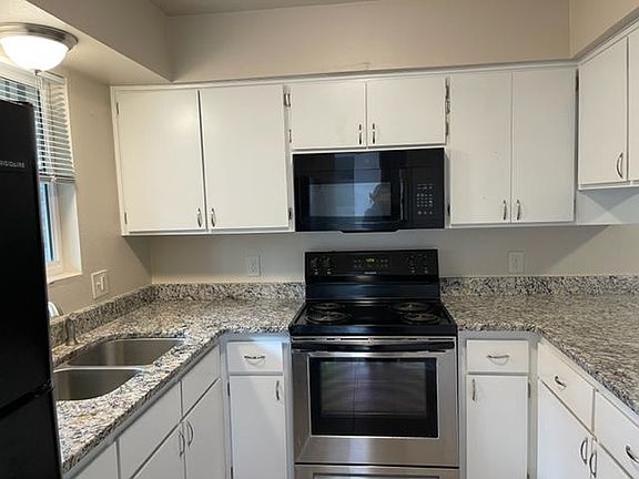 2nd image of 919 Alvarado Dr SE #B