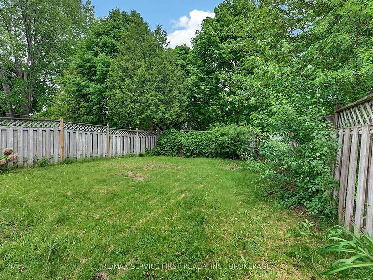 877 Muirfield Cres — Photo 36