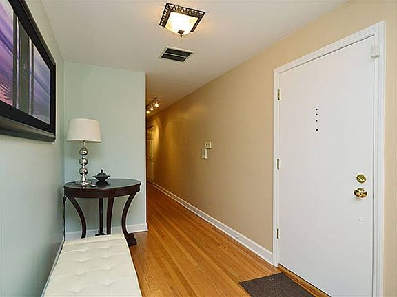 3rd image of 1325 W Greenleaf Ave #1E