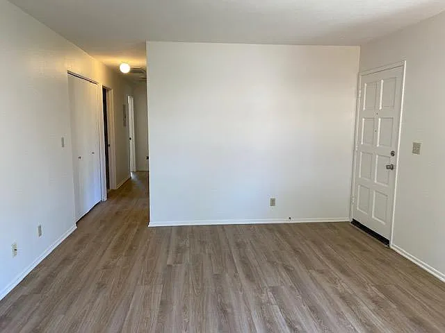 637 Sydney Ln — Photo 8