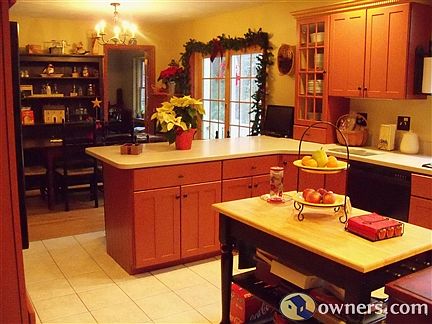 Freshly painted Eat-in Kitchen