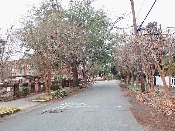 5th image of 913 Abbeville St