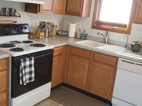 1941 NW 53rd St, Lincoln, NE 68528