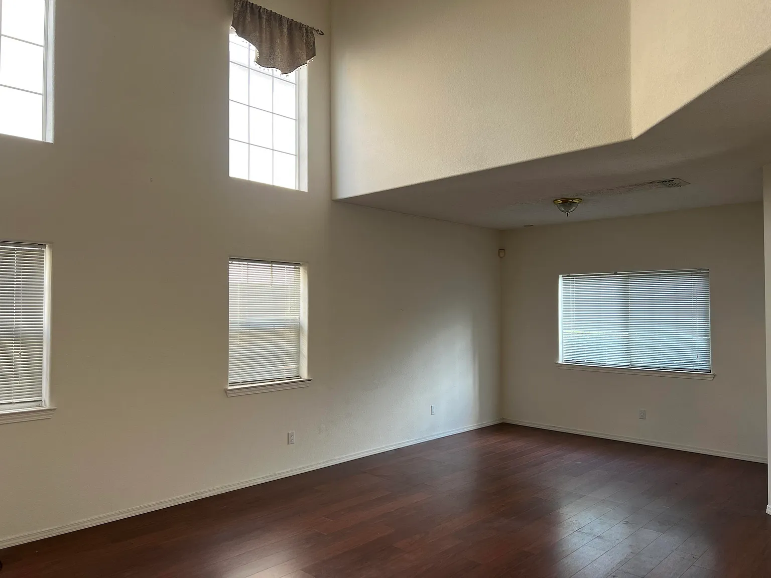 4 bed, 2.5 bath, 2045 sqft, $2,500 — Photo 3