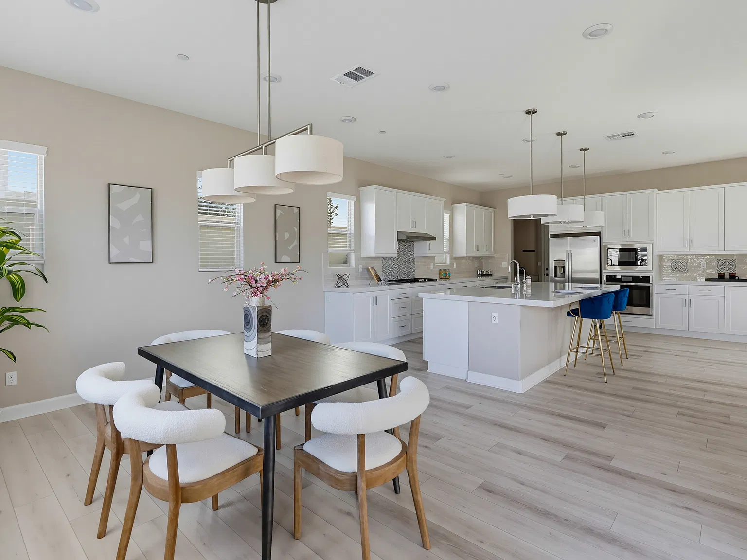 5 bed, 3500 sqft, $6,900 — Photo 3