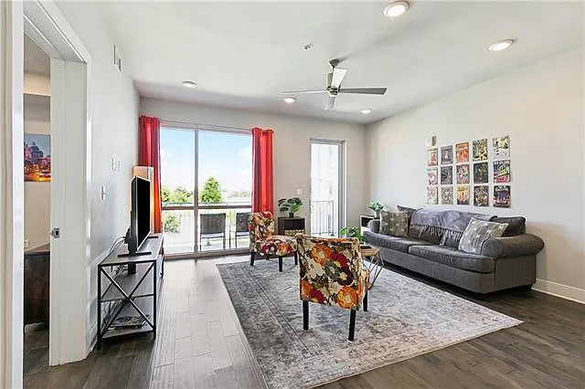 2 bed, 2.0 bath, 1000 sqft, $2,500 — Photo 2