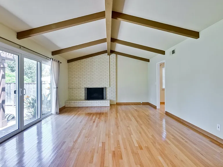 1084 Bluebird Ave — Photo 3