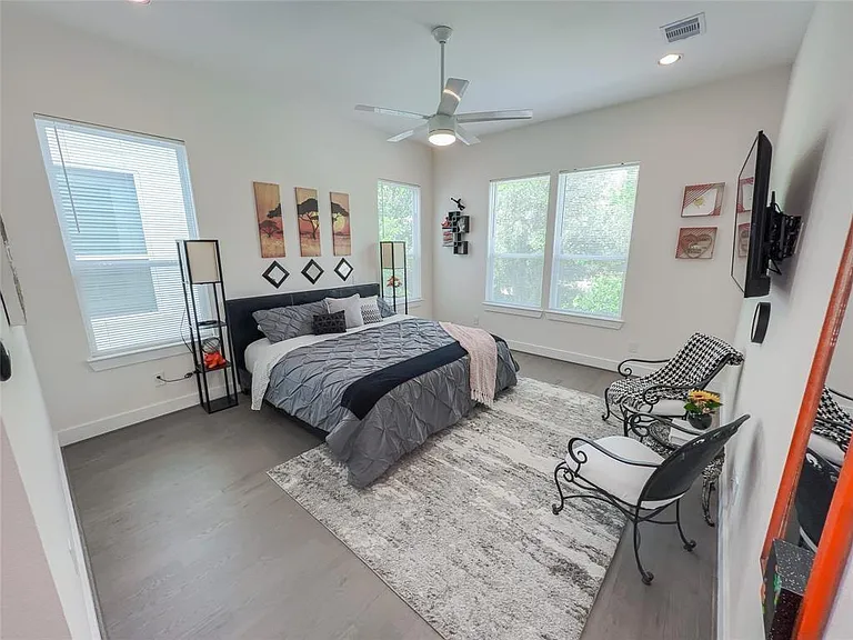 2404 Saint Charles St — Photo 14