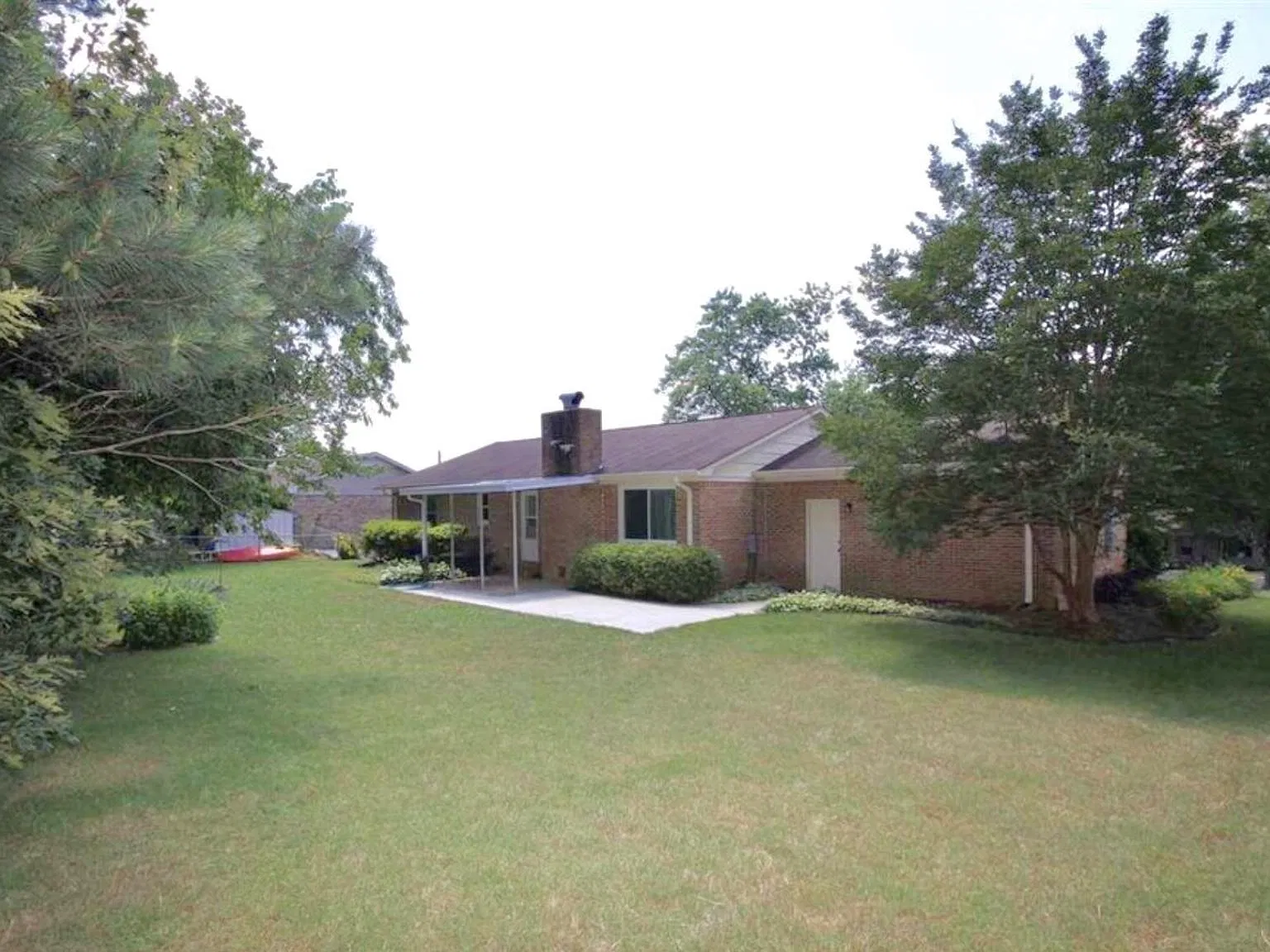 496 Marion Dr — Photo 2
