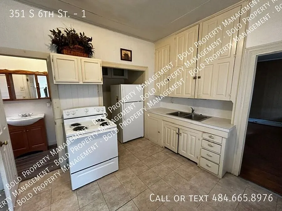 2 Bedroom 1 Bath Apartment — Photo 4