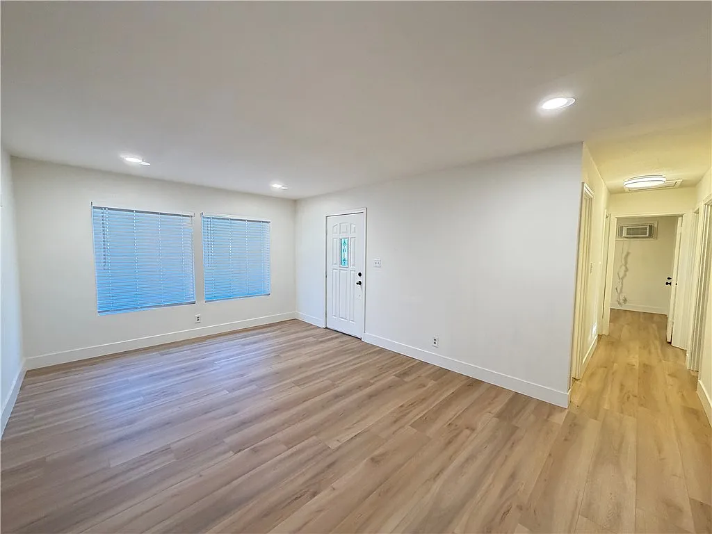 3 bed, 1123 sqft, $2,990 — Photo 4