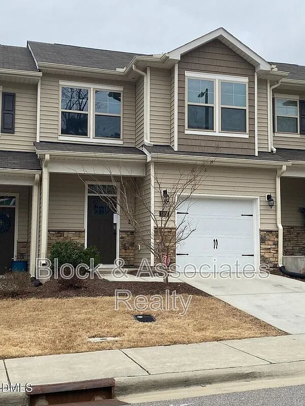 3 bed, 2.5 bath, 1600 sqft, $1,995 — Photo 1