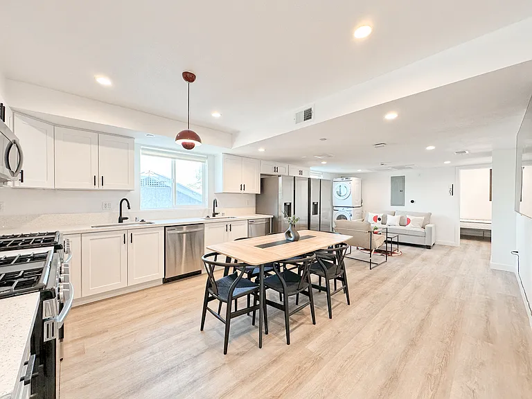 TL 1361 W 35th St — Photo 4