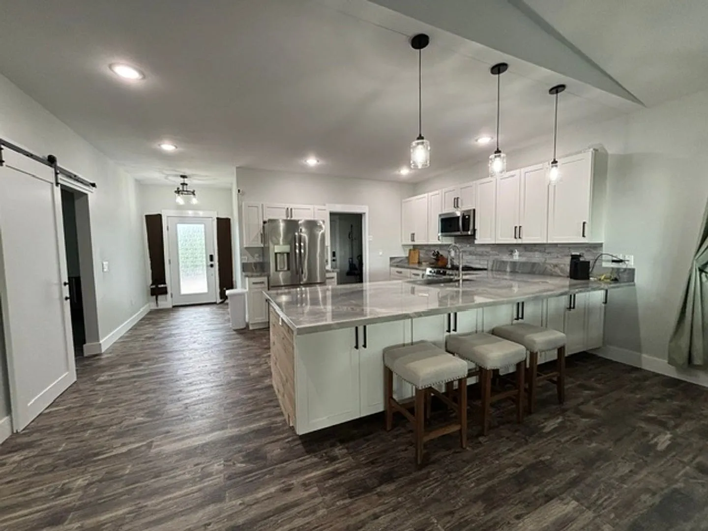 Gorgeous Pet Friendly 3 Bedroom / 2 Bath Executive Home in Discovery Harbor — Photo 2