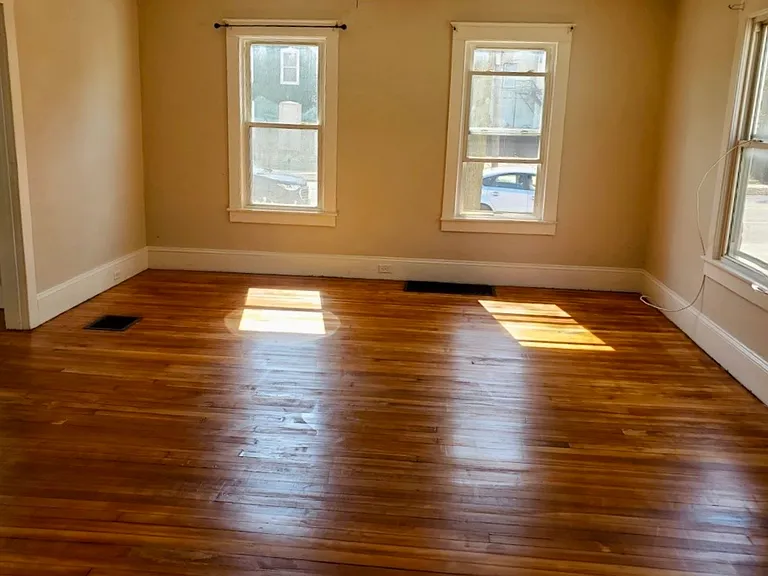 40 Clinton Ave — Photo 8